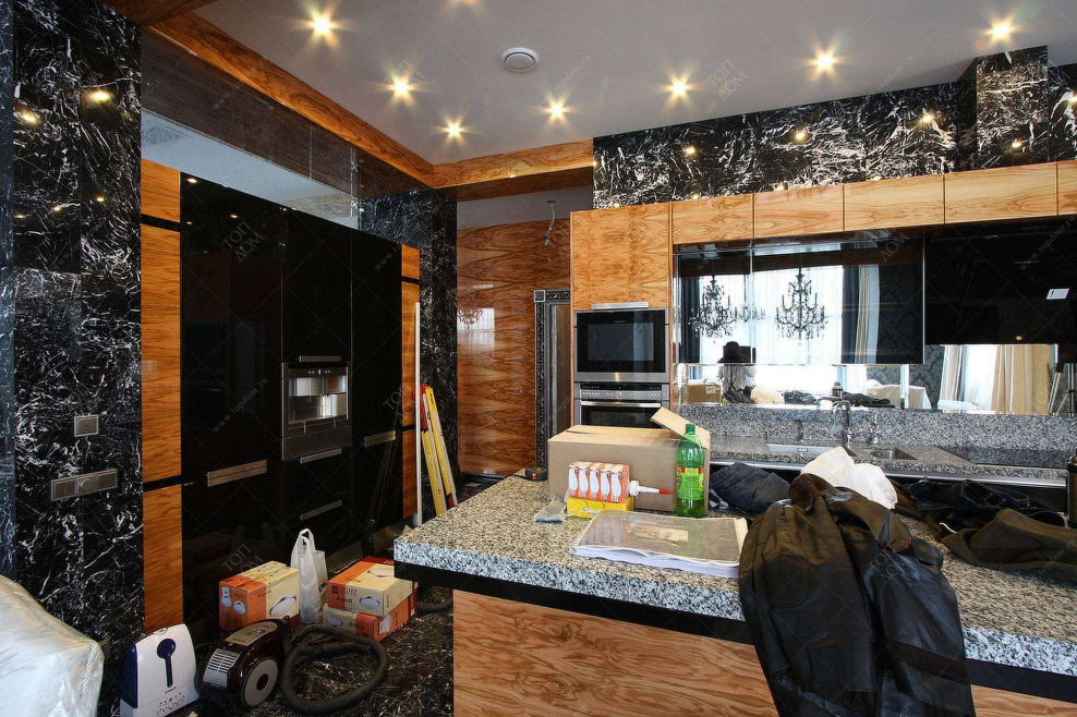 Черный мрамор с деревом в интерьере