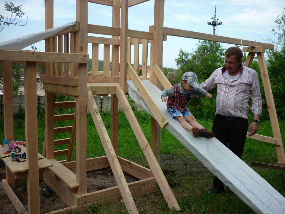 Небольшая детская площадка своими руками