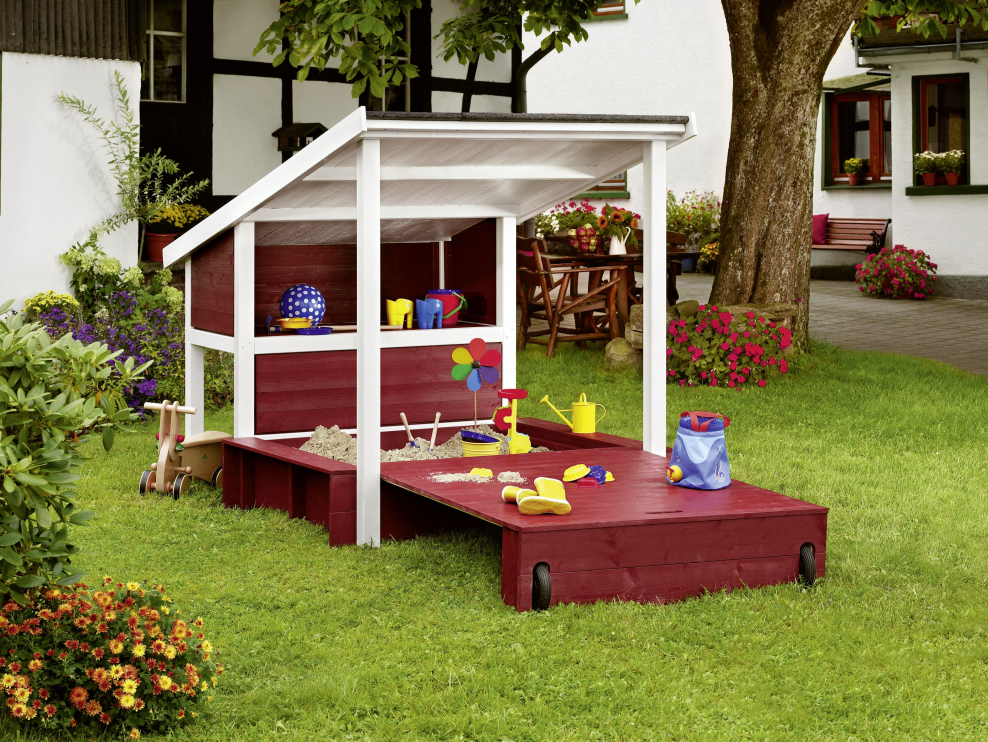 Песочница на участке