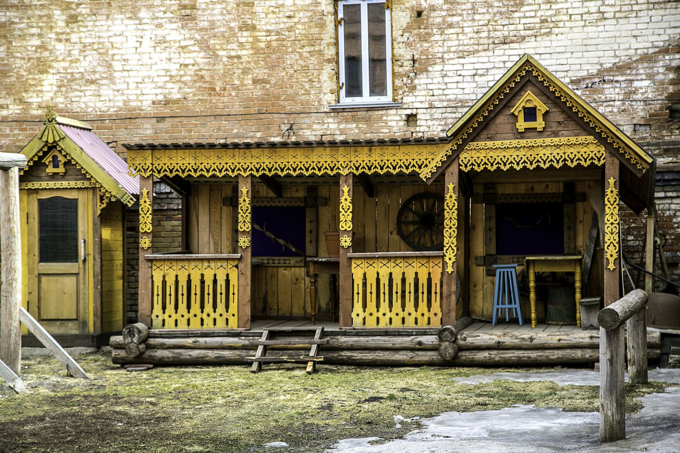 Резное деревянное крыльцо