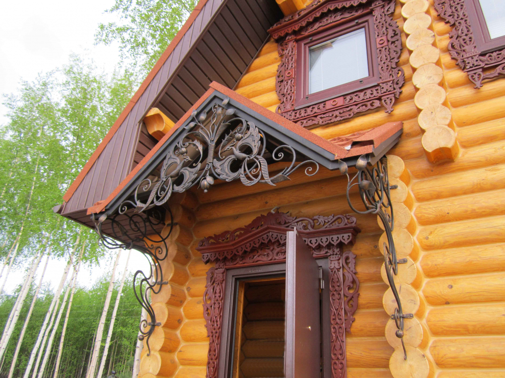 Резное деревянное крыльцо