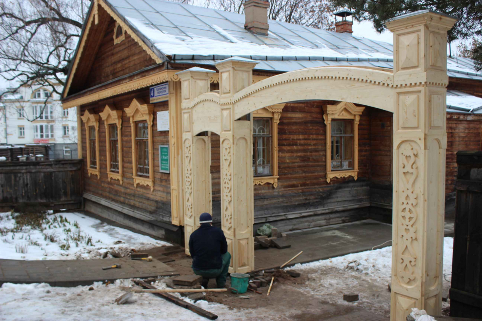 Резное крыльцо деревянного дома