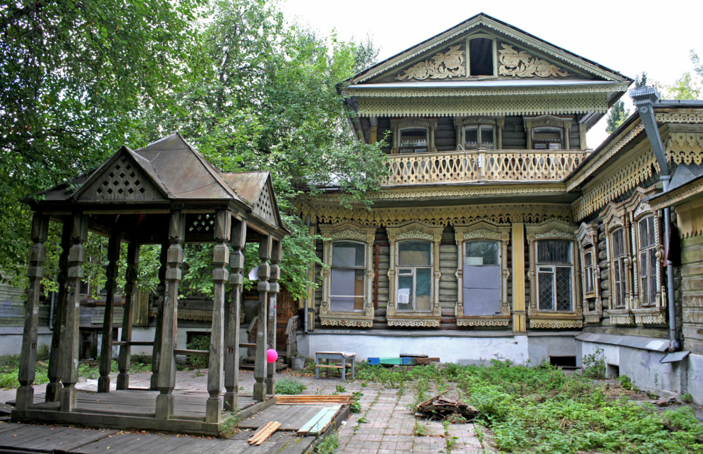 Входная дверь в деревянный дом