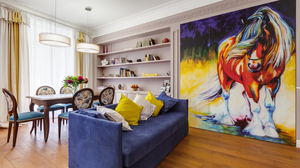 Уютный дом с камином и собакой