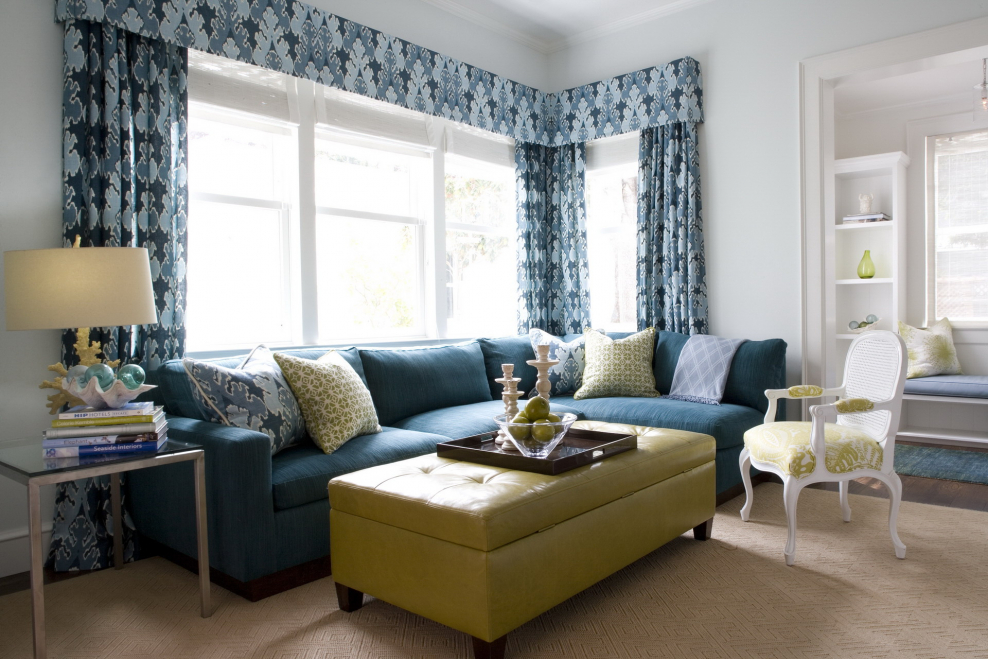 Голубой диван в интерьере