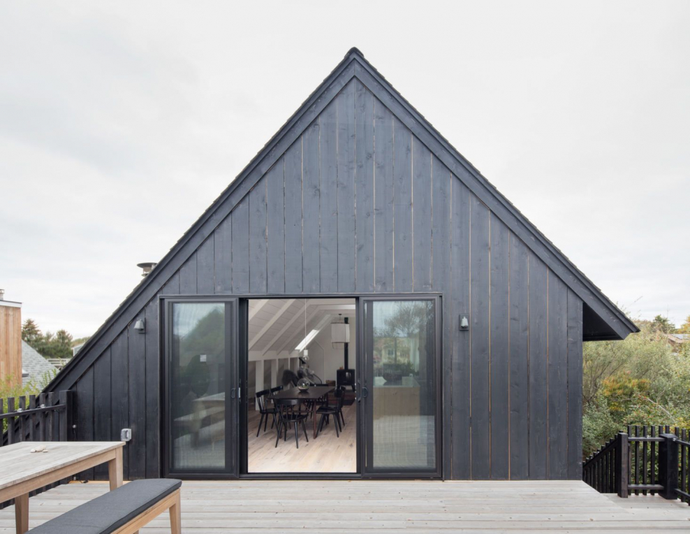 Дом из черных досок