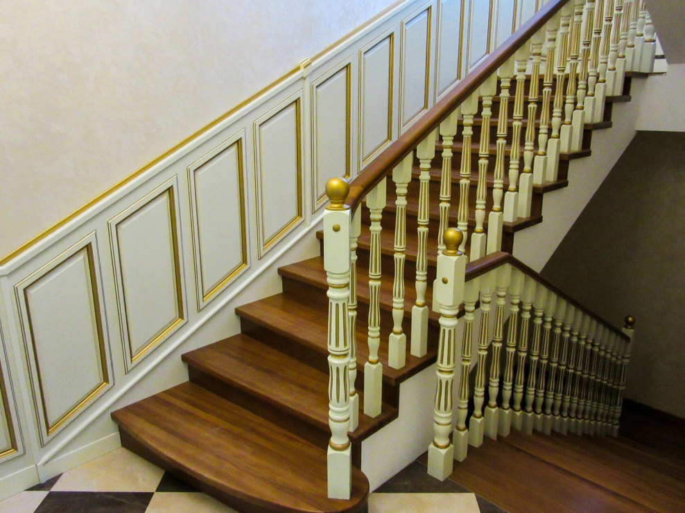 Деревянные ступени в классическом стиле