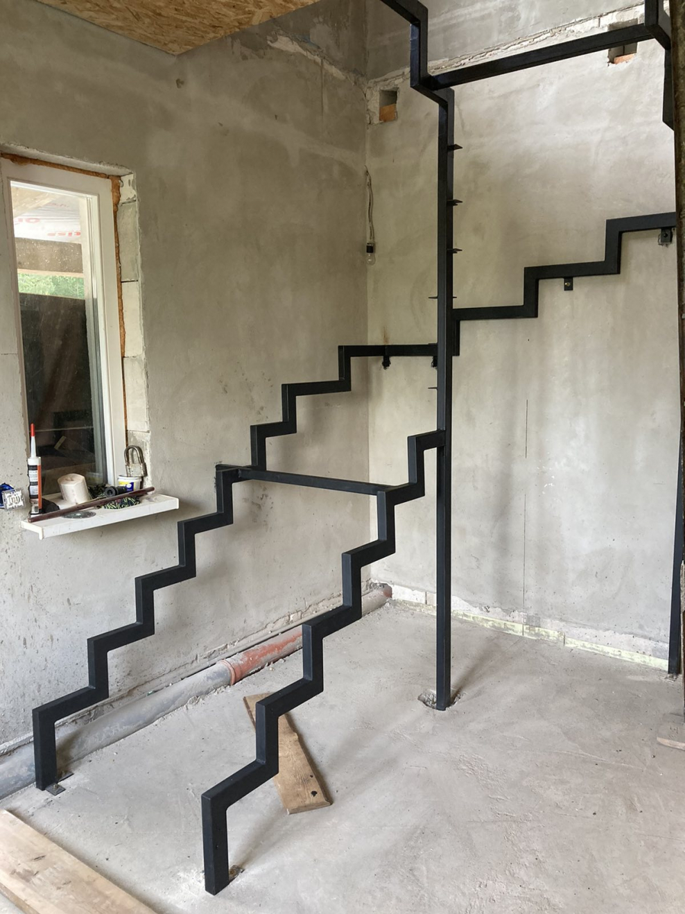 Лестница на косоурах с забежными ступенями с поворотом на 45