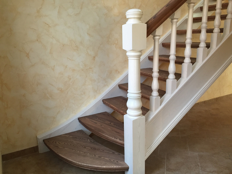 Лестница из дерева в классическом стиле