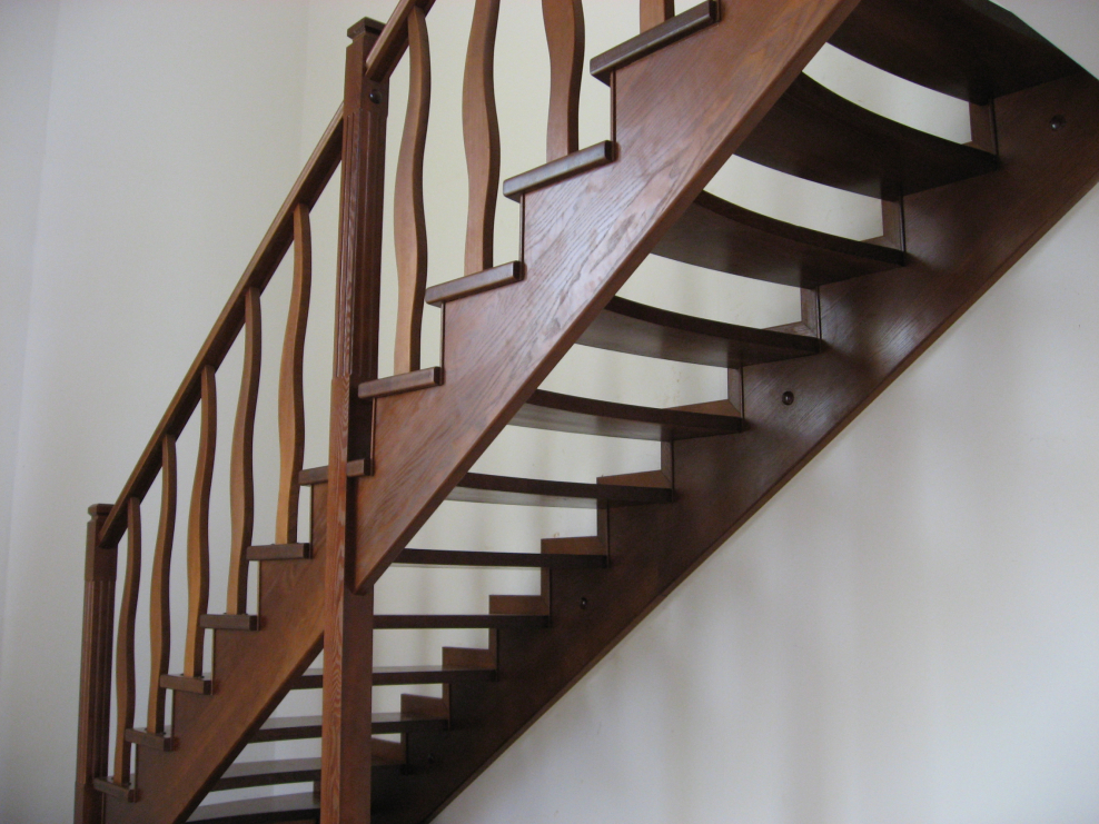 Деревянная лестница на косоурах