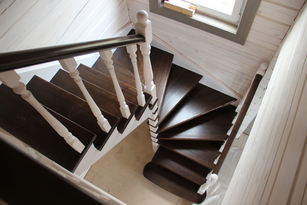 Деревянные лестницы с повреждениями
