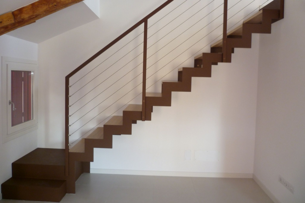 Лестница на косоурах из листового металла