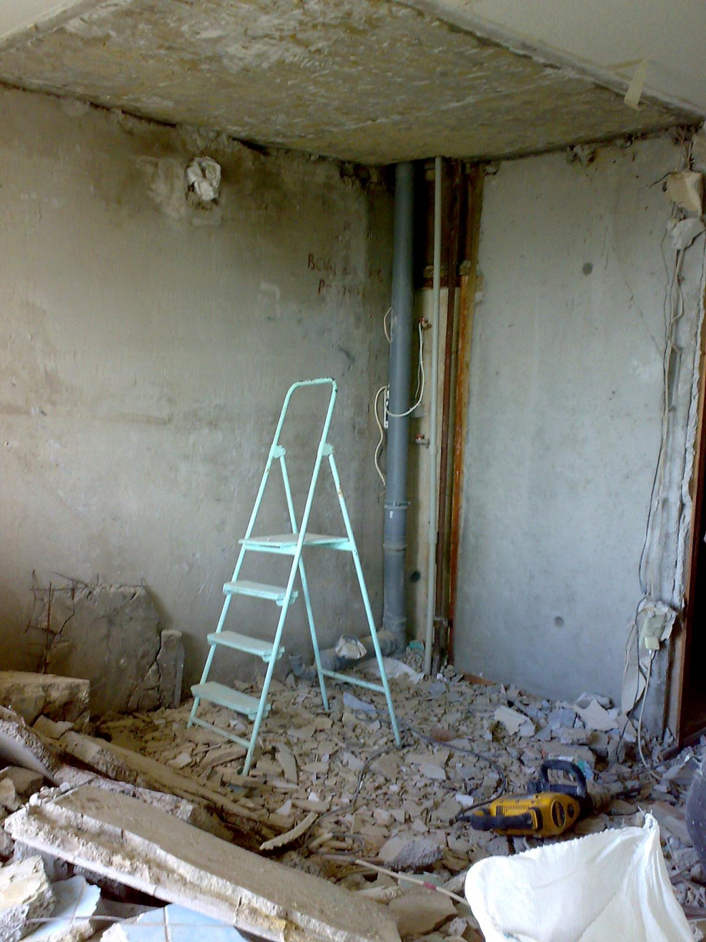 Укрепление бетонной стены сантехкабины