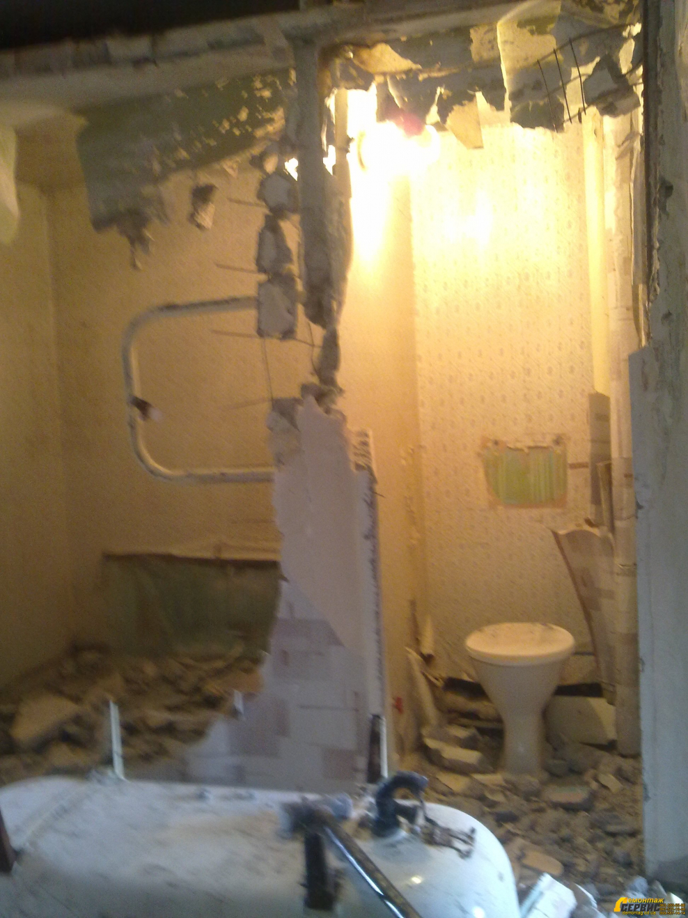 Демонтаж стены сантехкабины в панельном доме