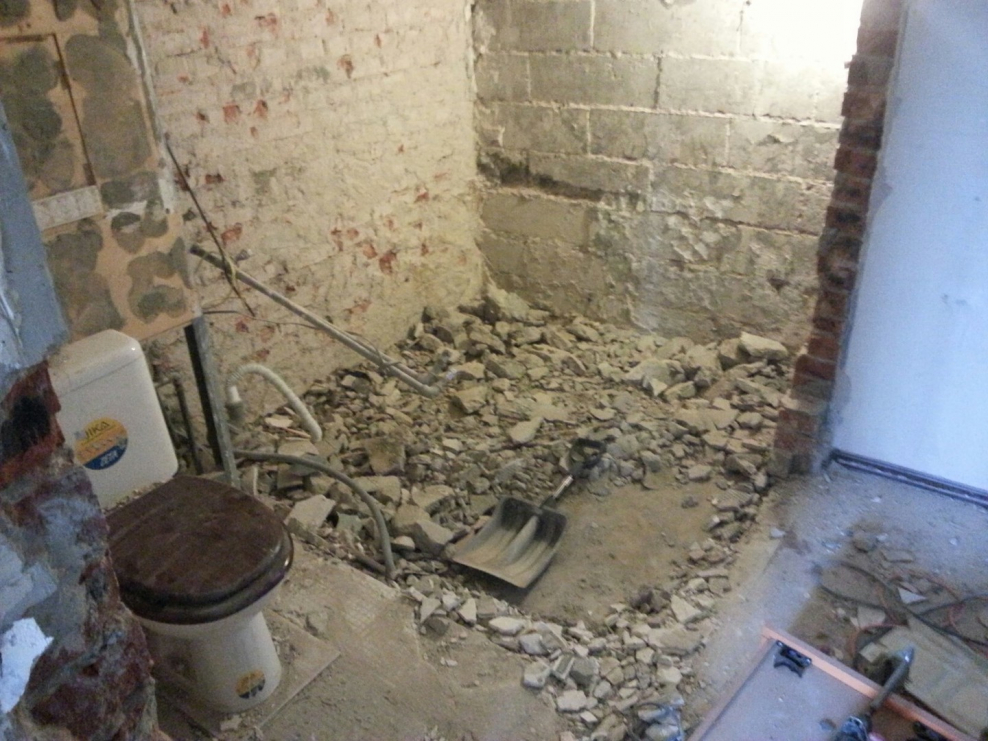 Демонтаж стены сантехкабины в панельном доме