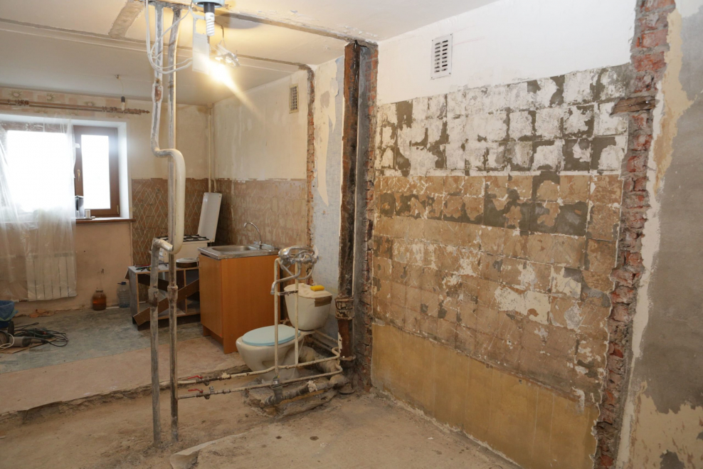 Демонтаж стены сантехкабины в панельном доме