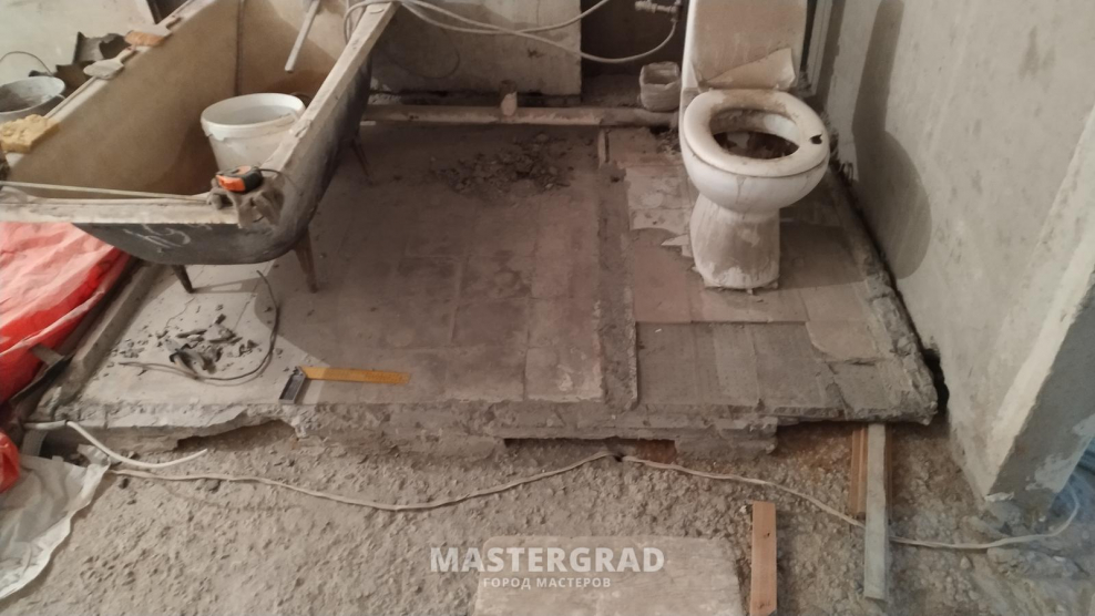 Демонтаж стены сантехкабины в панельном доме