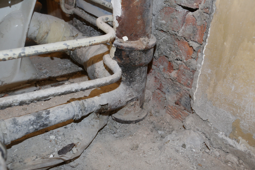 Демонтаж стены сантехкабины в панельном доме