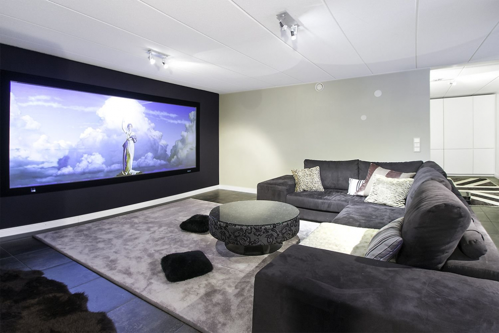 Домашний кинотеатр белые стены