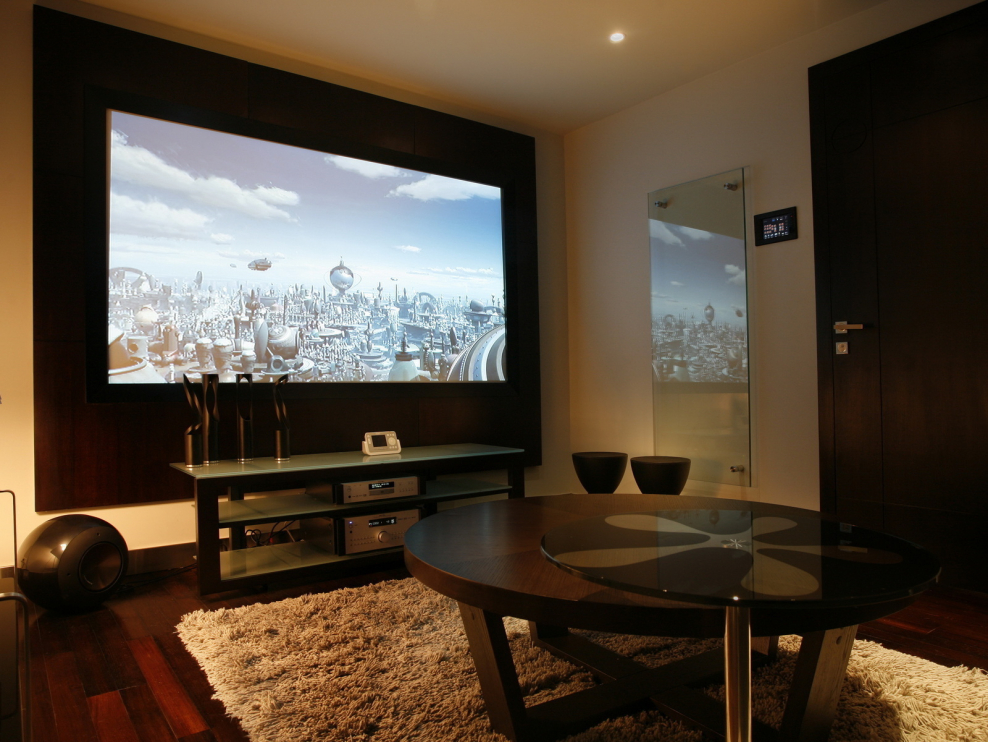 Огромный телевизор на стене