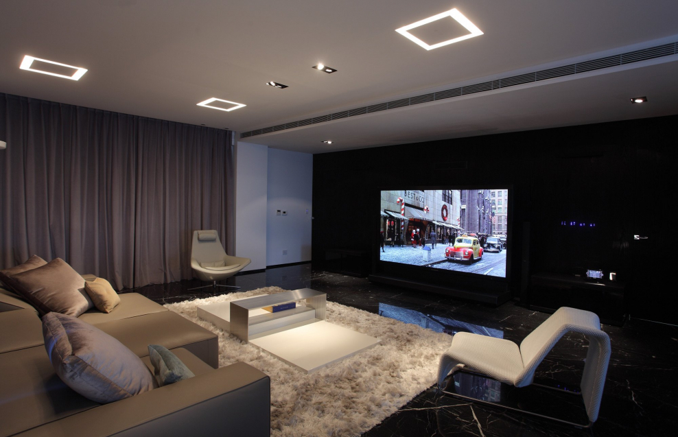 Гостиная комната с большим телевизором