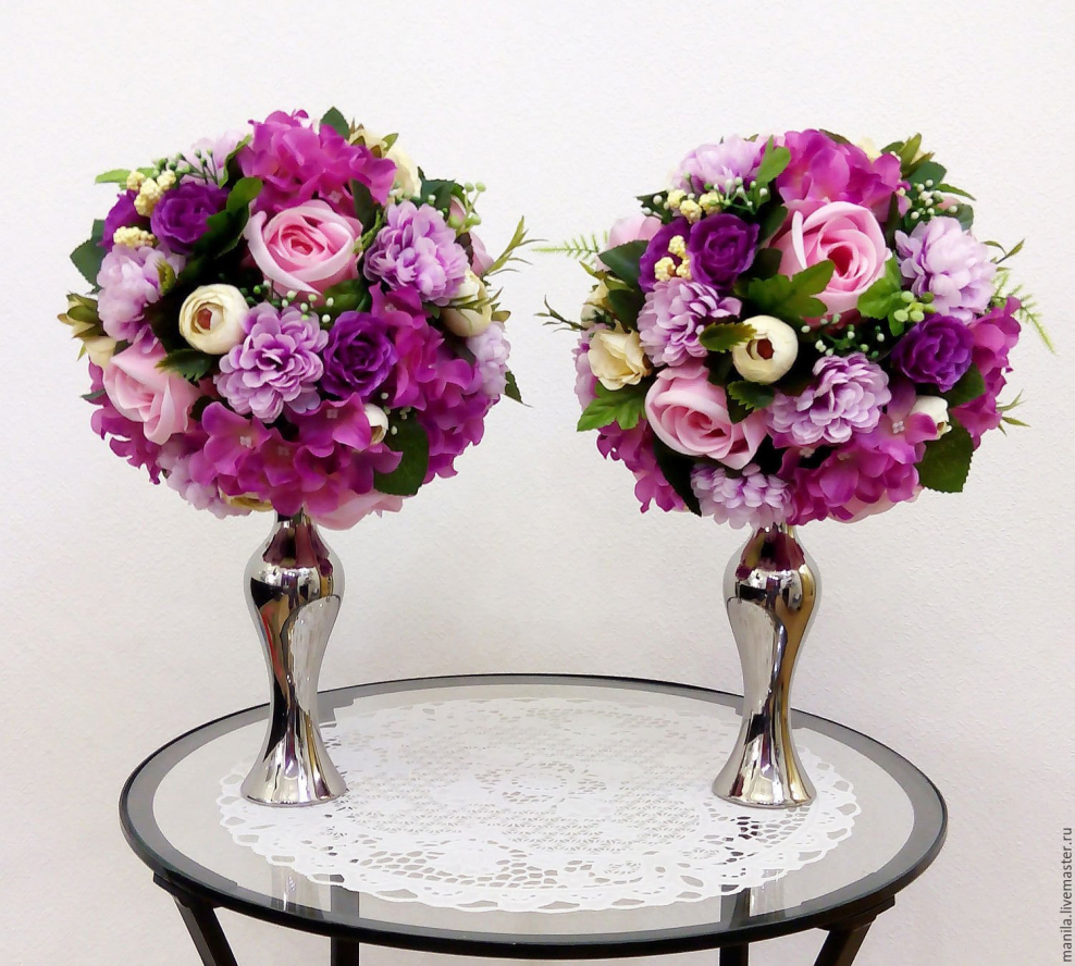 Ящик с искусственными цветами