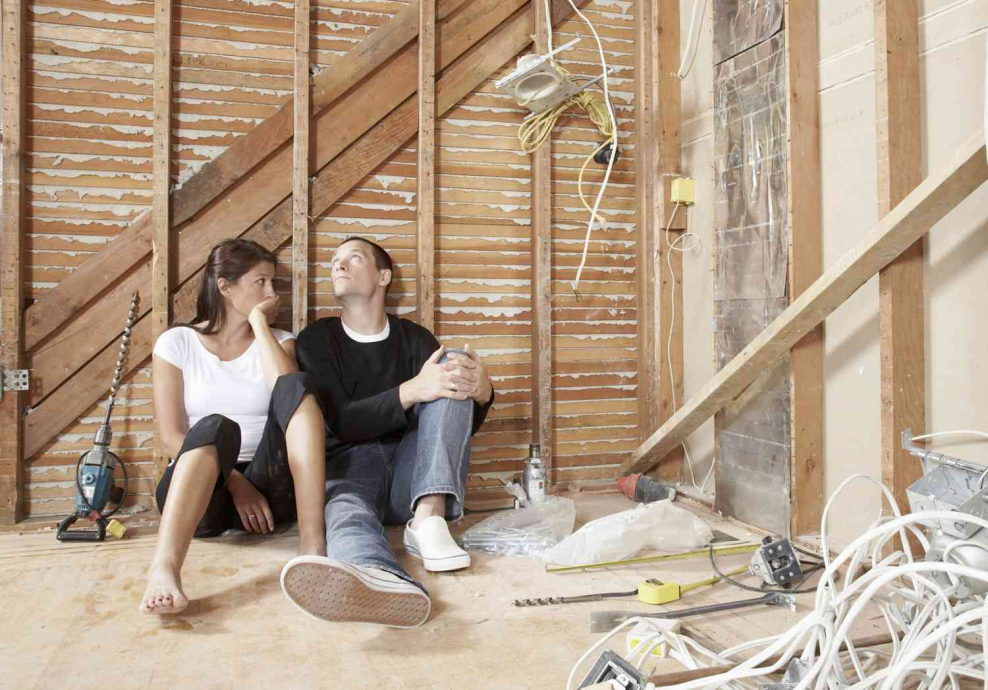 Семья в деревянном доме