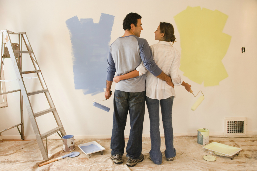 Люди делают ремонт