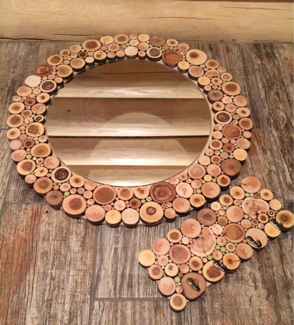 Телега в интерьере сада