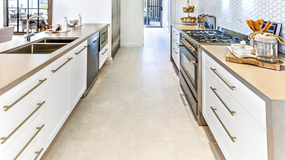 Напольные однотонные плиты для кухни