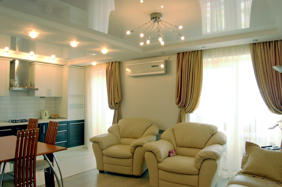 Потолок в кухне-гостиной