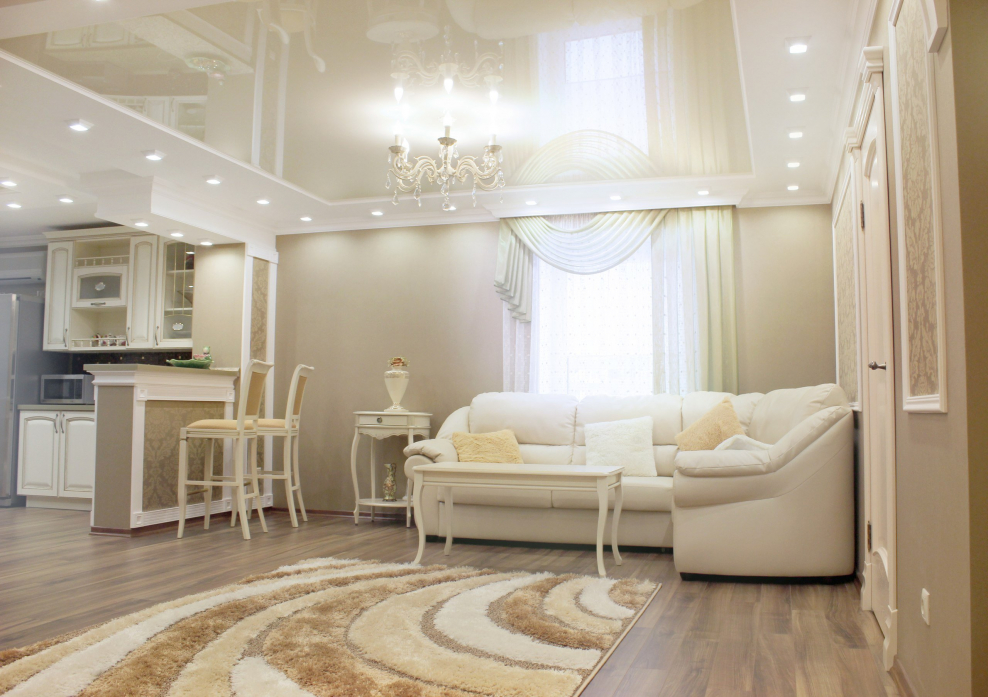 Потолок в гостиную совмещенную с кухней