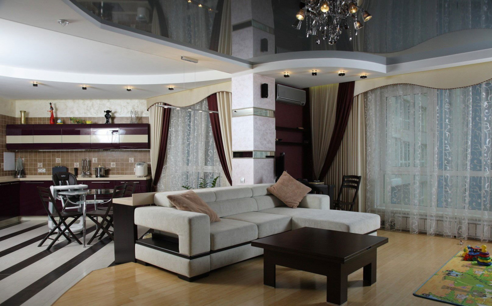 Потолок в гостиной совмещенной с кухней