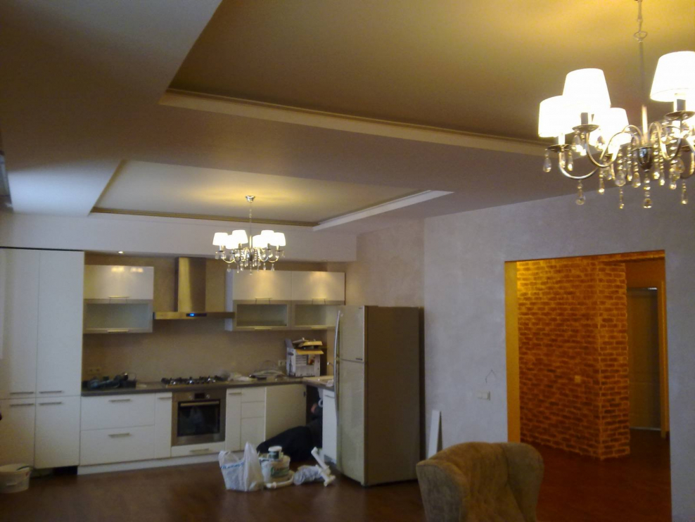 Натяжные потолки в кухне гостиной