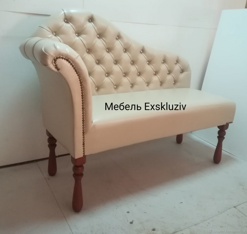 Диванчик в прихожую с каретной стяжкой