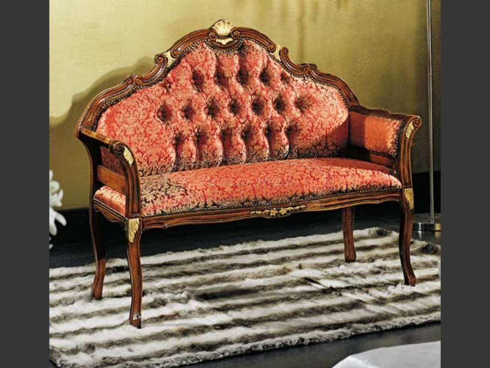 Диван с резной спинкой