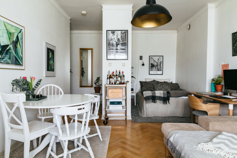 Диван в интерьере кухни гостиной