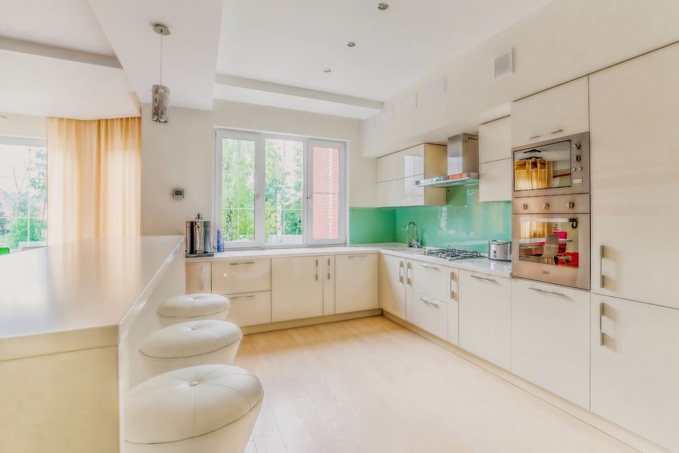 Отделка кухни в светлых тонах