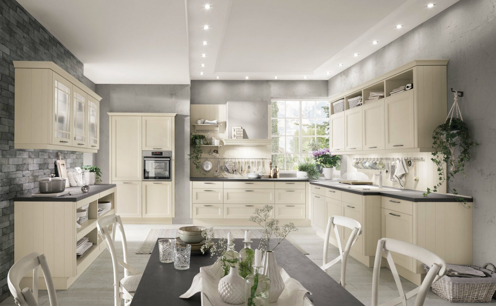 Белая кухня с деревянной столешницей