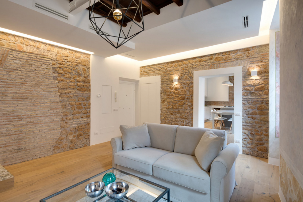 Декоративный камень в интерьере гостиной