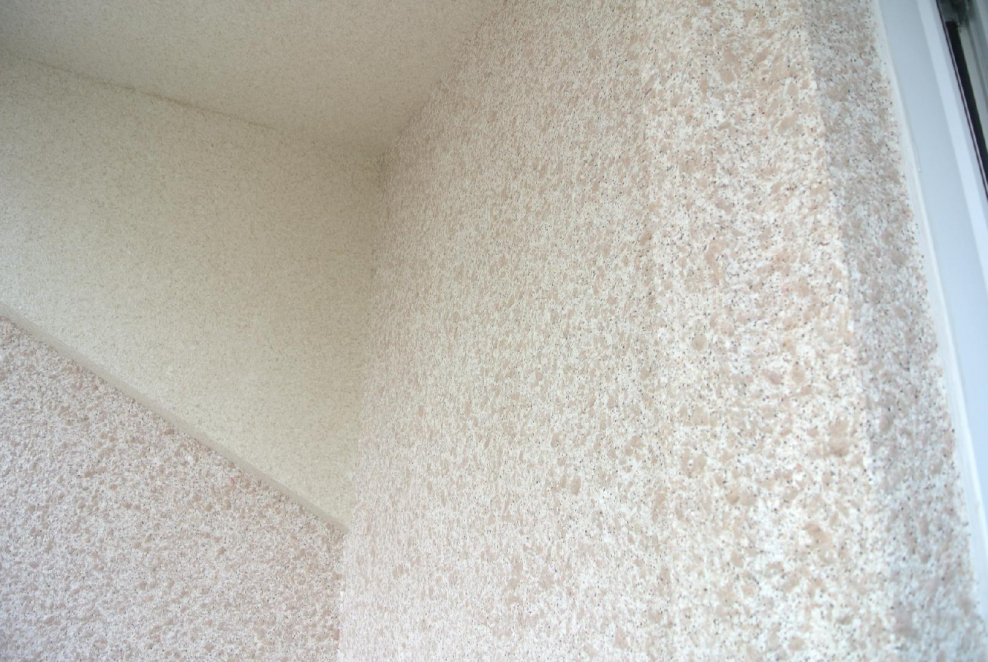 Отделка стен жидкими обоями на балконе