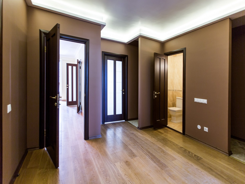 Светлый ламинат и темные двери