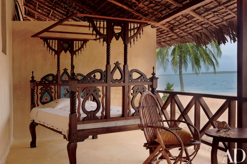 Столик в африканском стиле