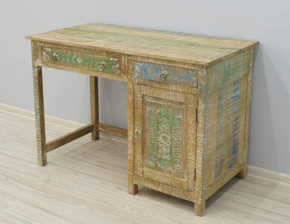 Столик в колониальном стиле