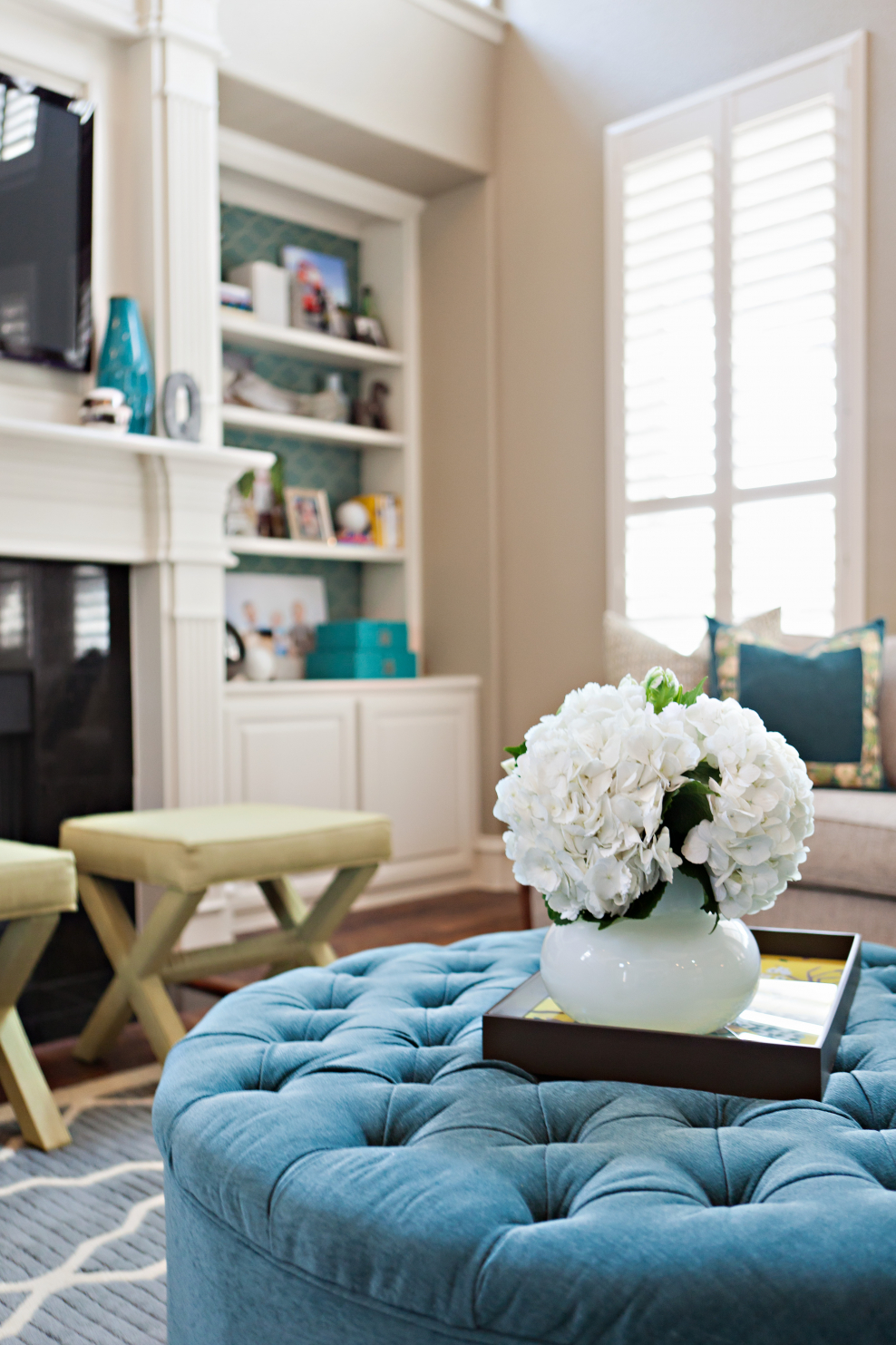 Интерьер королевской спальни с рабочим уголком