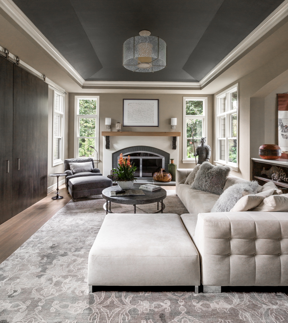 Интерьер камин и желтое кресло