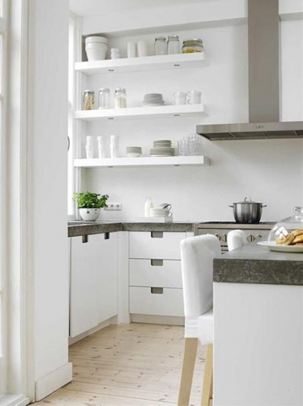 Белая кухня с угловыми полками