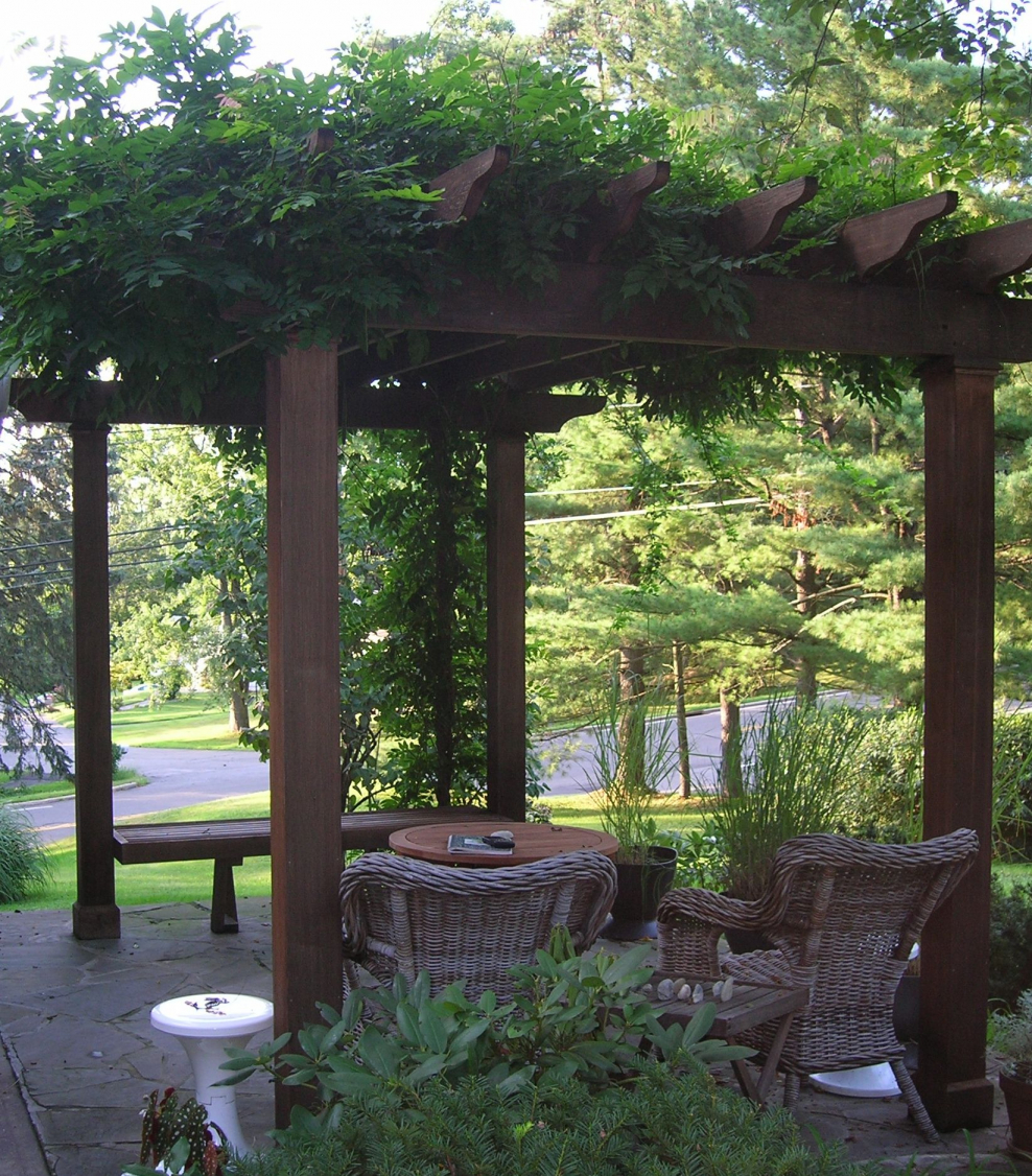 Арка с цветами в саду