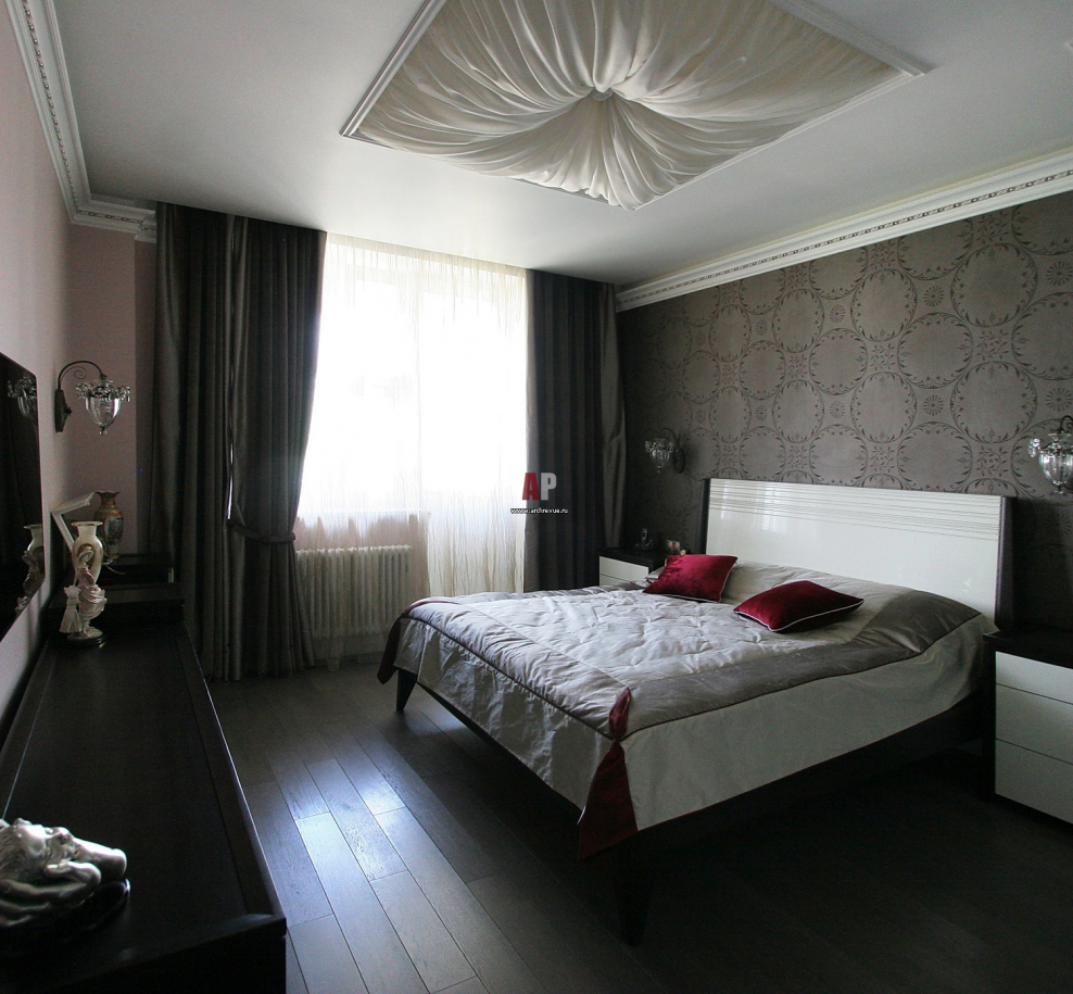 Интерьер спальни 10 кв.м с темным полом