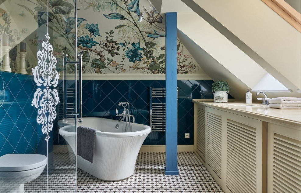 Красивая модная плитка в ванне